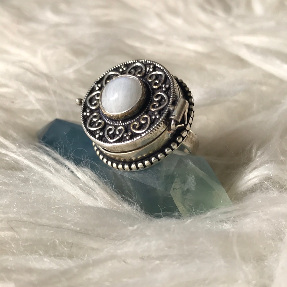 Poison / Pill Box Stash Locket Ring - Picture 3 of 8